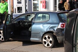 Auto op z'n kant na ongeval in Haarlem
