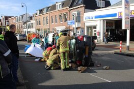 Auto op z'n kant na ongeval in Haarlem