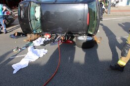 Auto op z'n kant na ongeval in Haarlem