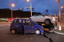 Auto bijna op z'n kant na ongeval in Haarlem