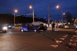 Auto bijna op z'n kant na ongeval in Haarlem