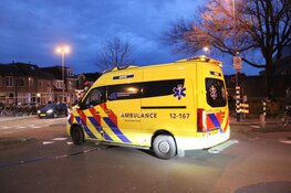Auto bijna op z'n kant na ongeval in Haarlem