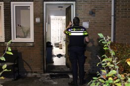 Schade na brand bij voordeur in Haarlem