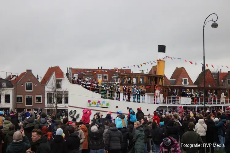 Sinterklaas komt na intocht over het Spaarne aan in Haarlem
