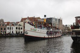Sinterklaas komt na intocht over het Spaarne aan in Haarlem