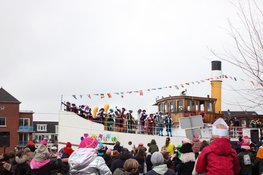 Sinterklaas komt na intocht over het Spaarne aan in Haarlem