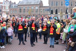 Sinterklaas komt na intocht over het Spaarne aan in Haarlem