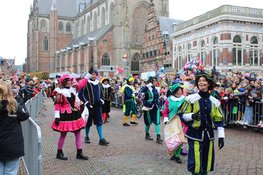 Sinterklaas komt na intocht over het Spaarne aan in Haarlem