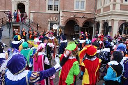 Sinterklaas komt na intocht over het Spaarne aan in Haarlem