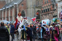 Sinterklaas komt na intocht over het Spaarne aan in Haarlem