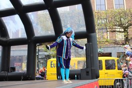 Sinterklaas komt na intocht over het Spaarne aan in Haarlem