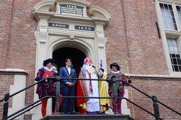 Sinterklaas komt na intocht over het Spaarne aan in Haarlem