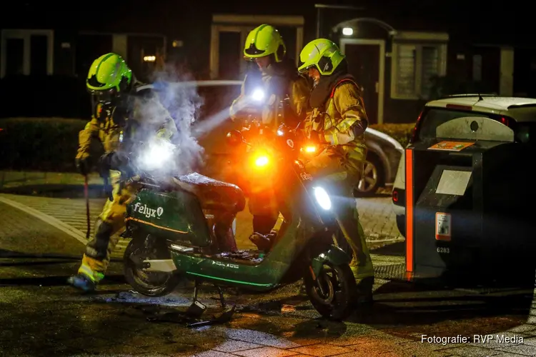 Deelscooter vliegt in brand in Haarlem