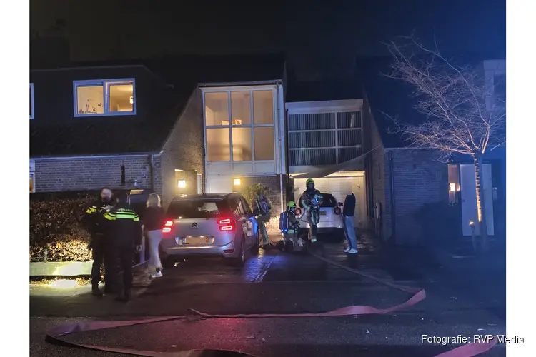 Brandweer blust brand in schoorsteen in Heemstede