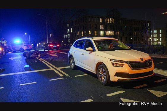 Motorrijder gewond na botsing met auto in Haarlem