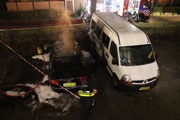 Auto en camper in brand bij flat. Derde autobrand binnen 48 uur in zelfde wijk.