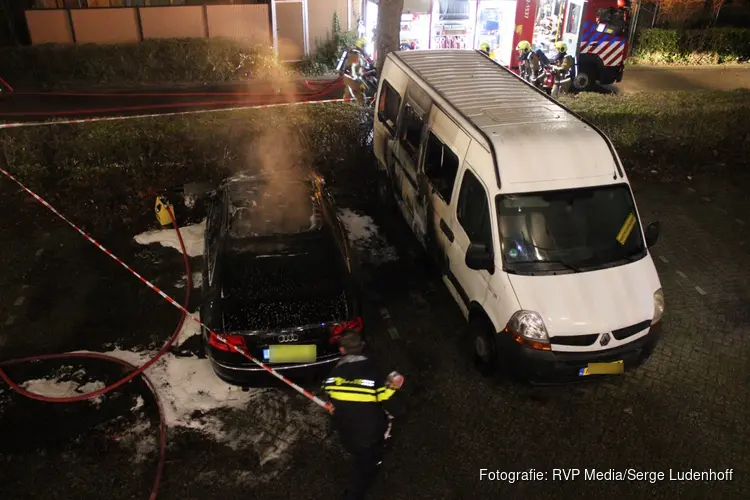 Auto en camper in brand bij flat. Derde autobrand binnen 48 uur in zelfde wijk.