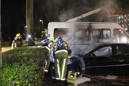 Auto en camper in brand bij flat. Derde autobrand binnen 48 uur in zelfde wijk.