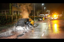 Auto volledig in lichterlaaie in Haarlem