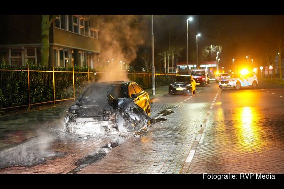 Auto volledig in lichterlaaie in Haarlem