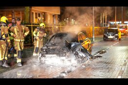 Auto volledig in lichterlaaie in Haarlem