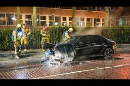 Auto volledig in lichterlaaie in Haarlem