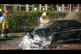 Auto volledig in lichterlaaie in Haarlem