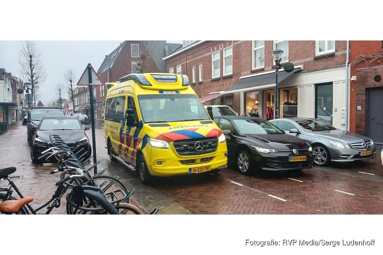 Fietser botst tegen openslaande autodeur van bestelbus