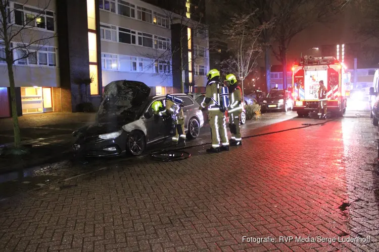 Taxi vliegt in brand in Haarlemse Schalkwijk