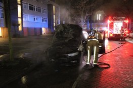 Taxi vliegt in brand in Haarlemse Schalkwijk