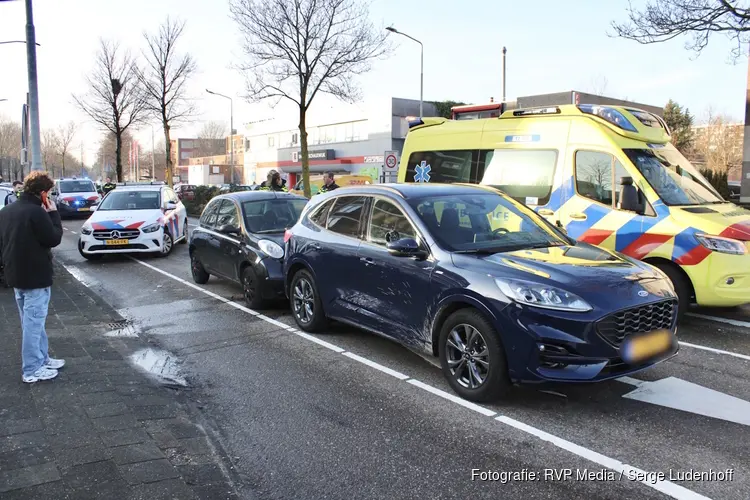 Automobilist gewond na aanrijding in Haarlem, traumahelikopter opgeroepen