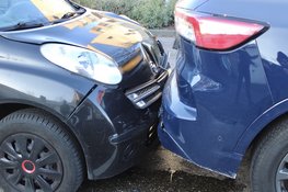 Automobilist gewond na aanrijding in Haarlem, traumahelikopter opgeroepen