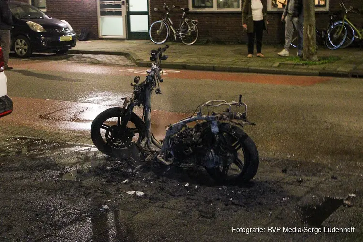 Scooter volledig in brand op stoep in Haarlem