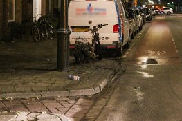 Scooter volledig in brand op stoep in Haarlem