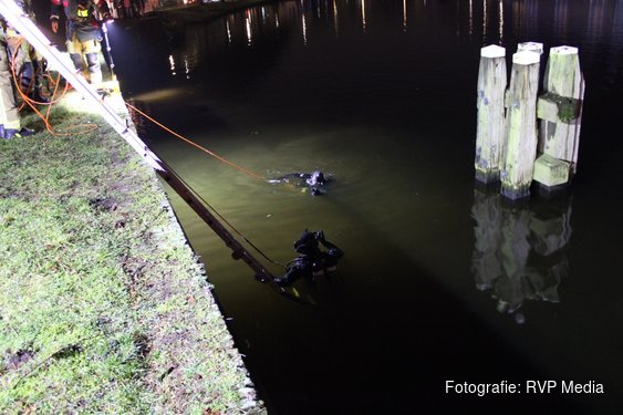 Auto belandt in het Spaarne