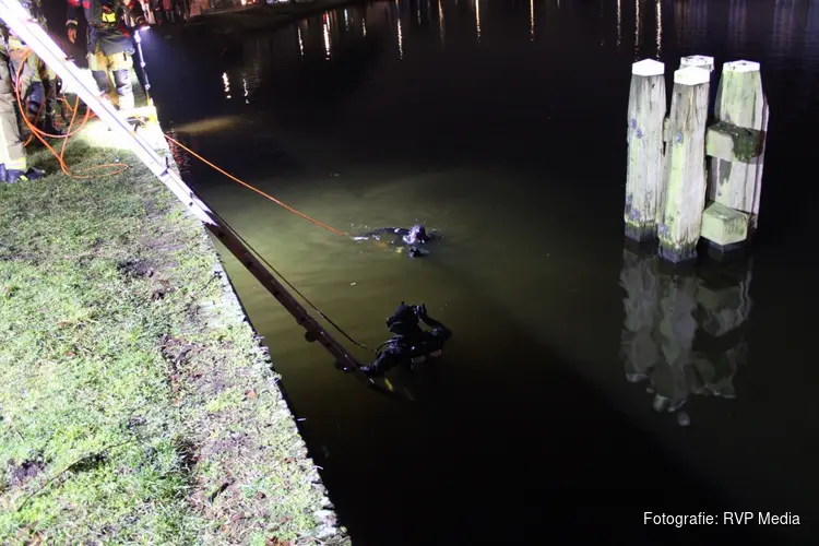Auto belandt in het Spaarne