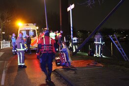 Auto belandt in het Spaarne