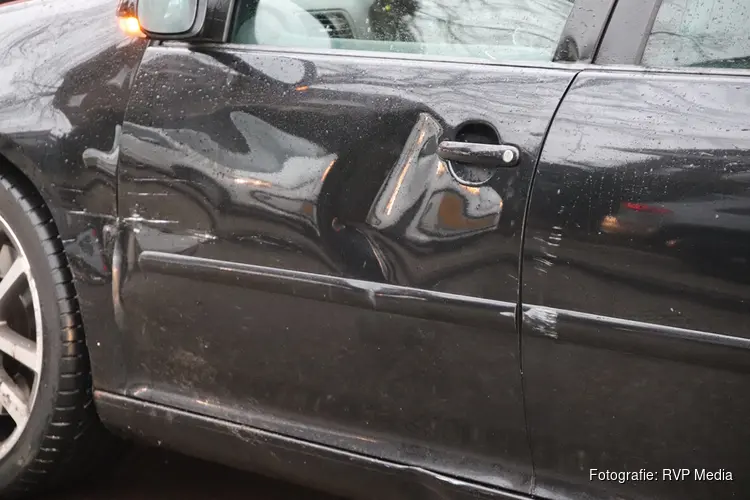 Scooterrijder botst tegen afslaande auto in Heemstede