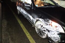 Auto botst tegen afzetting op N201