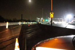 Auto botst tegen afzetting op N201