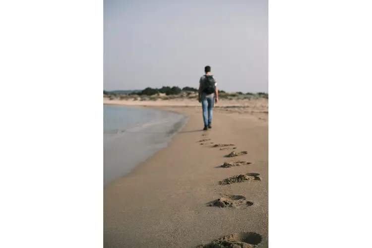 Wandelen in duin- en strandgebied: het juiste schoeisel voor elke zandkorrel