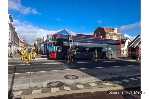 Brand op dak van dubbeldekkerbus