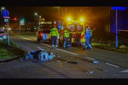 Twee zwaargewonden bij aanrijding met scooter en auto