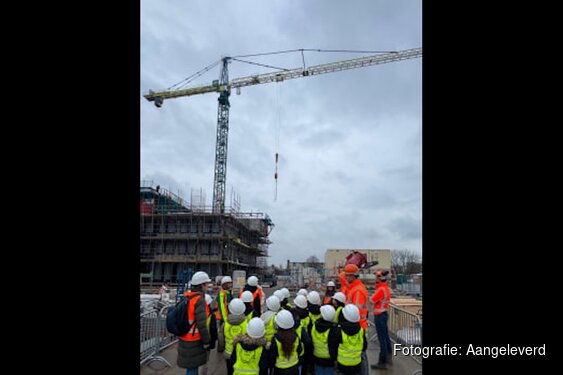 Basisschoolleerlingen nemen kijkje op bouwplaats Rootz in Schalkwijk Haarlem