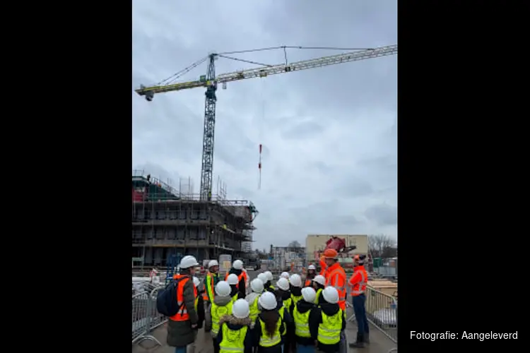 Basisschoolleerlingen nemen kijkje op bouwplaats Rootz in Schalkwijk Haarlem