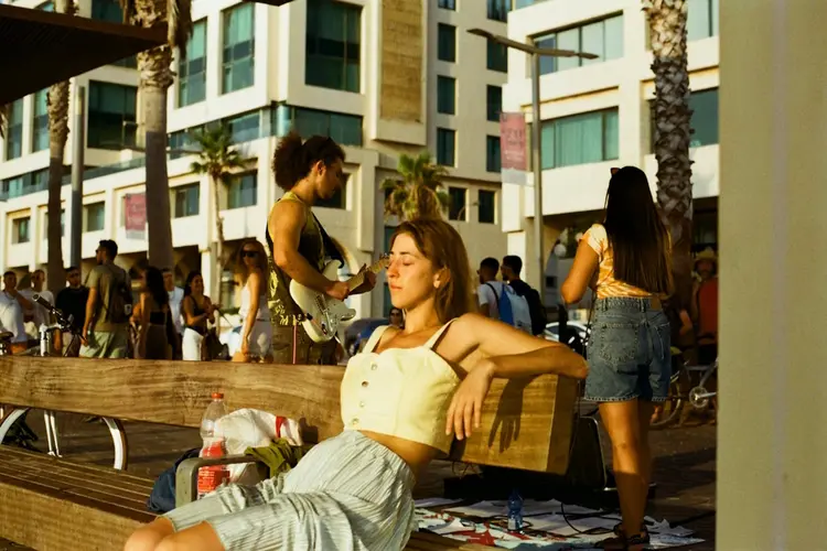 Van boulevard tot terras: zo style je sandalen moeiteloos bij je zomeroutfits