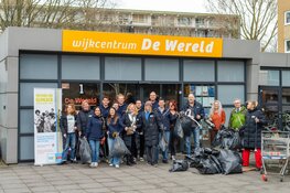 Burgemeester Wienen steekt samen met bewoners en team VWC-BUUV de handen uit de mouwen tijdens NLdoet 2026
