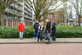 Burgemeester Wienen steekt samen met bewoners en team VWC-BUUV de handen uit de mouwen tijdens NLdoet 2026