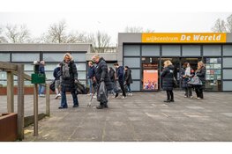 Burgemeester Wienen steekt samen met bewoners en team VWC-BUUV de handen uit de mouwen tijdens NLdoet 2026