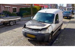 Voorkant van busje uitgebrand op de Eikenstraat in Haarlem